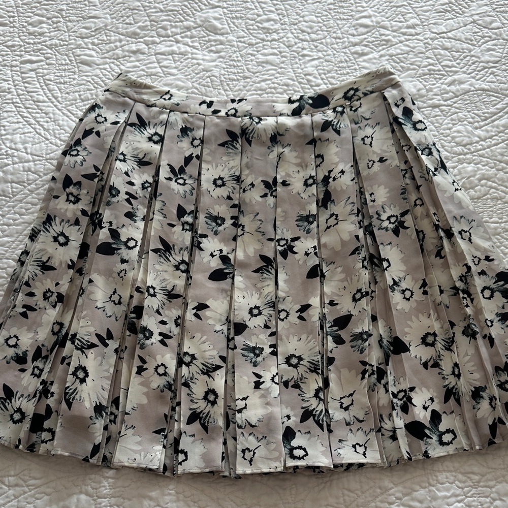 Banana Floral Pleated Skirt - Black and White